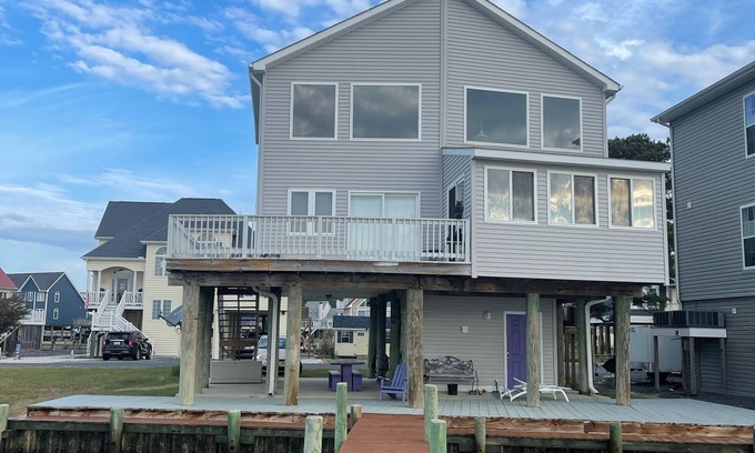 Greenbush Casa | The purple door at the bay.