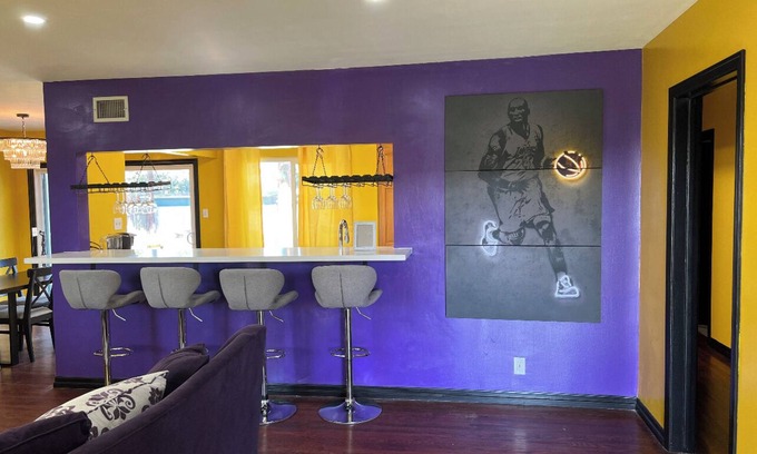 Garden Grove Casa | The Purple & Gold House *Near Disneyland, Beaches & Knotts
