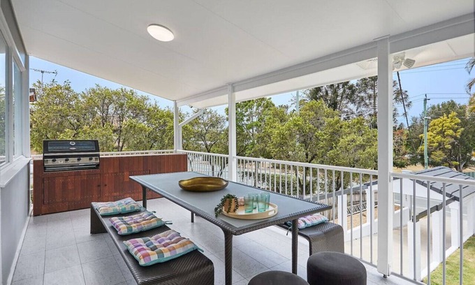 Labrador Apartamento | THE QUEENSLANDER! Impressive Entertainer. Private yards & Multiple Parking 90Days plus