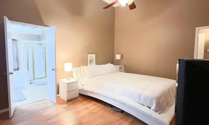 Lake Dallas Casa | The Quiet Lake Dallas House 3 Cal King Bds 5B/2Ba