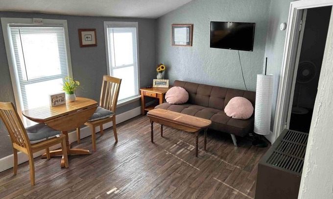 Pine City Apartamento | Quirky but Clean - Upper Duplex in quaint downtown Pine City.