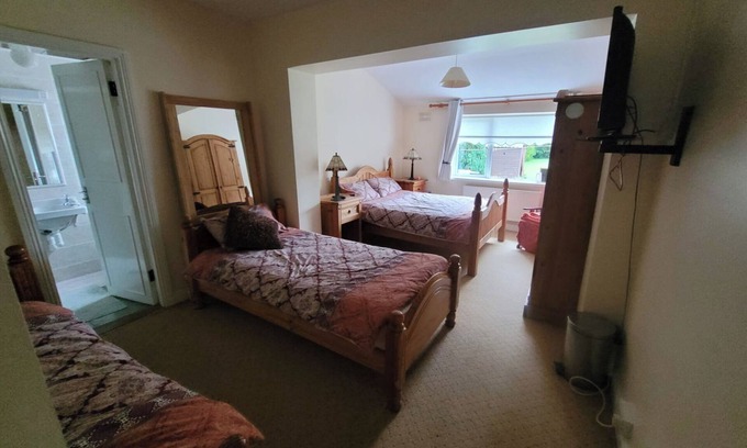 Moate Casa | The Railway Lodge - 4 Bedrooms, Sleeps 11, Pets Ok