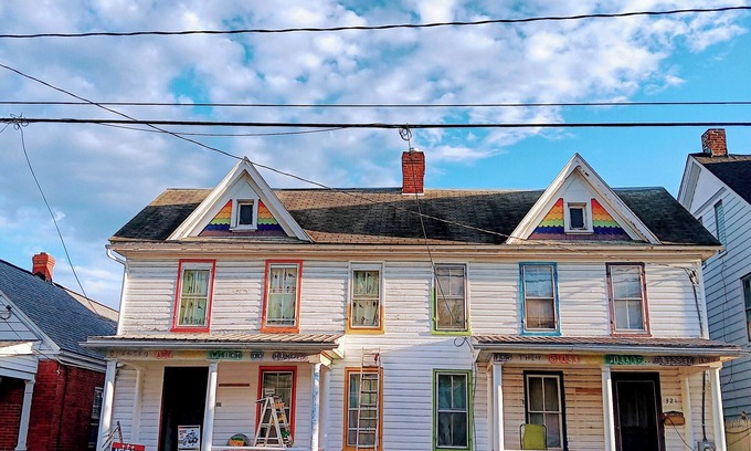 Martinsburg Casa | "The Rainbow House" of Martinsburg, West by God Virginia. 1-bedroom