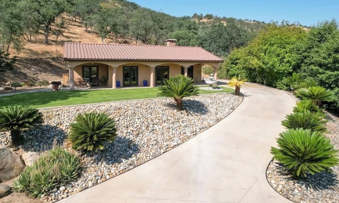 Springville Casa | The Ranch Guesthouse, wake up to serenity!