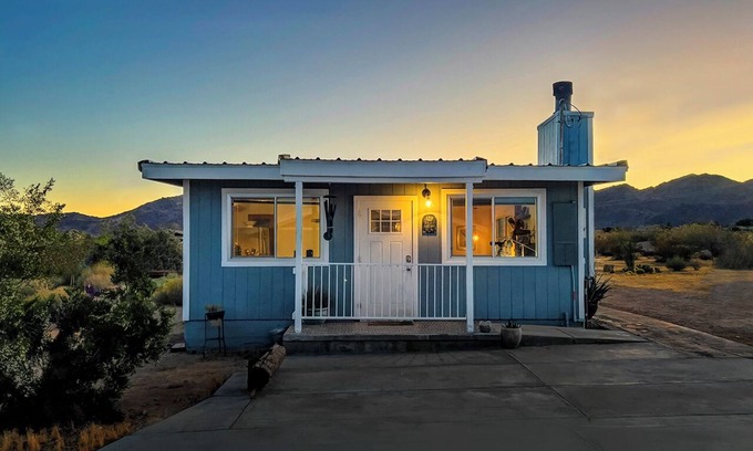 Joshua Tree Casa | The Raven House - Renovated Homestead Cabin