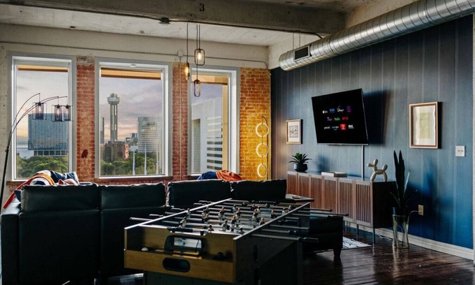 Downtown Dallas Apartamento | Downtown Private Study Themed Loft With City View : Free valet, pool, gym