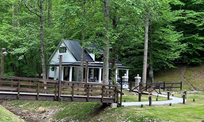 Williamson Cabaña | The Red Dog Cottage In The Woods w/ Hot Tub