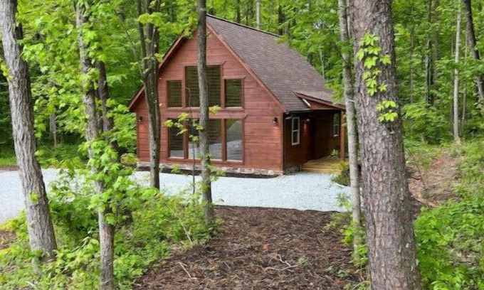 Winston - Salem Cabina | The Red Door Cabin