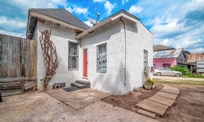 Washington Ave./ Memorial Park Casa | The Red Door - Charming 1-bdrm cottage in the very popular Washington corridor!