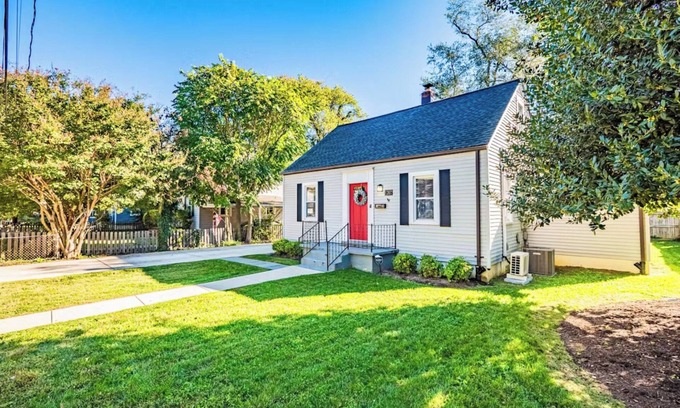 Annapolis Cabaña | The Red Door Cottage in Eastport - Pet-Friendly!