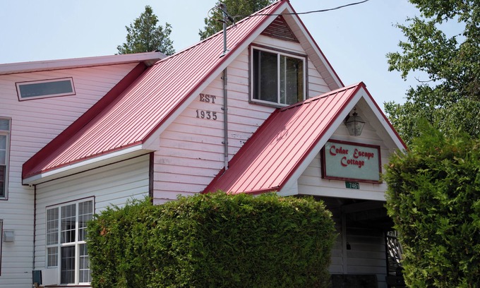 Tobermory Casa | The Red Roof - Back Portion - Sleeps 8