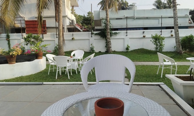 Kumbalam Cama Y Desayuno | The Reds Heritage.nSpacious rooms, vast gardens with a refreshing pool.