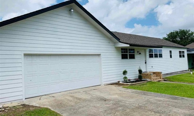 Orange Casa | The Refined Lodge 4 bedroom all amenities close by!