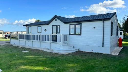 Chapel Saint Leonards Apartamento | The Retreat 21 Lodge- Hot Tub, pet friendly, WiFi, bath - Golden Palm Resort - Meadow Lakes Caravan & Lodge Hire