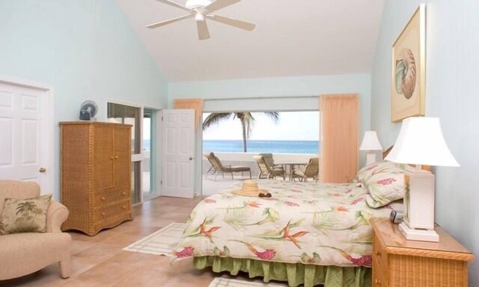 Rum Point Condominio | The Retreat at Rum Point Unidad # 28. Impresionante condominio Penthouse frente al mar 3BR