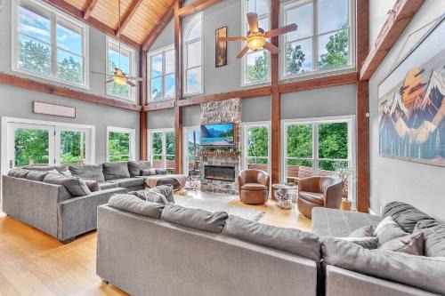 Wildwood Casa | The Retreat at Wildwood - Hot Tub Theater & Deck