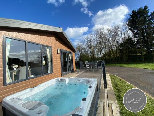 Chapel Saint Leonards Casa | The Retreat 1 - Hot tub Lodge, pet friendly, WiFi & bed linen- Golden Palm Resort - Meadow Lakes Caravan & Lodge Hire