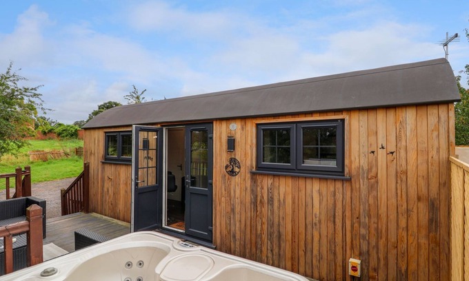 Bangor-on-Dee Cabaña | THE RETREAT, pet friendly, luxury holiday cottage in Bangor-On-Dee