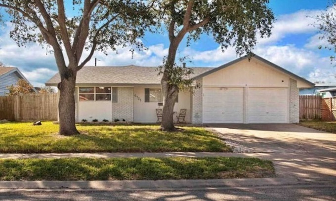 South Side Casa | The Retreat-Spacious King Beds-Garage Parking-7 Beds-Cornhole Games