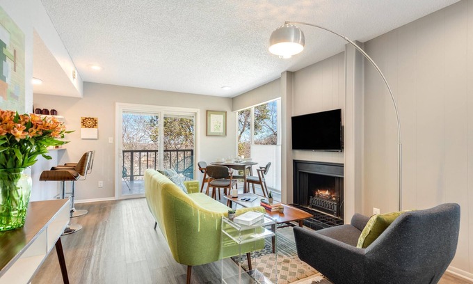 Barton Hills Condominio | The Retro: king bed, desk, deck, 2 blks Zilker Park/Barton Springs, @2 mi DT!