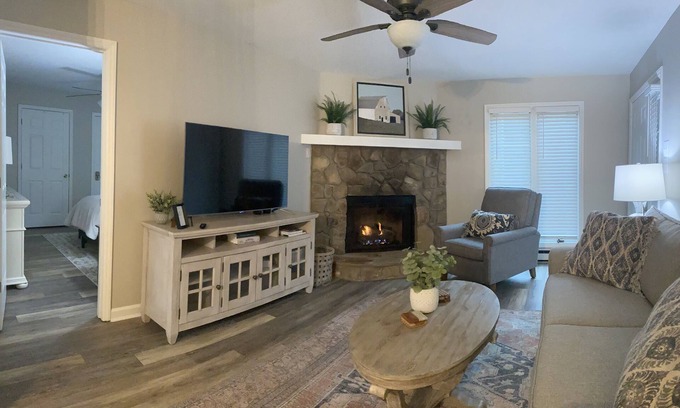 Blowing Rock Condominio | The Rhodie Blowing Rock. Ground Floor Condo. 2BR 2BA Walk to Town.