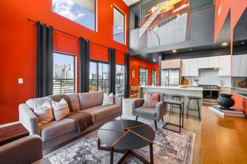 Downtown Nashville Casa | The Rhythm and Rooftop Penthouse Walk To Broadway with Pool and Amazing Views