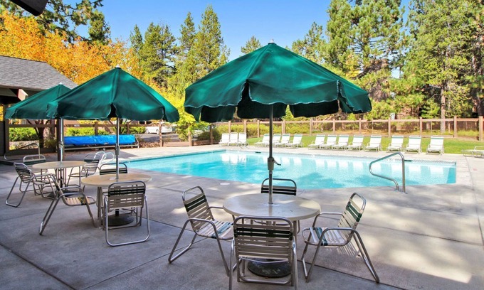 Sunriver Condominio | The Ridge at Sunriver - Condo # 14 - Acceso proporcionado a la piscina de temporada y a las instalaciones de tenis, jacuzzi durante todo el año más 4 bicicletas
