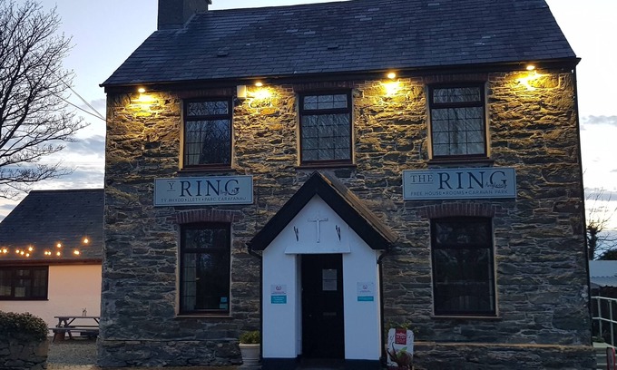 Rhosgoch Cama Y Desayuno | The Ring Pub Bed and Breakfast
