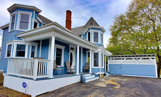 Ohiopyle Casa | The River House | 3BR,2.5BA,Hot Tub, IN the Heart of Ohiopyle!