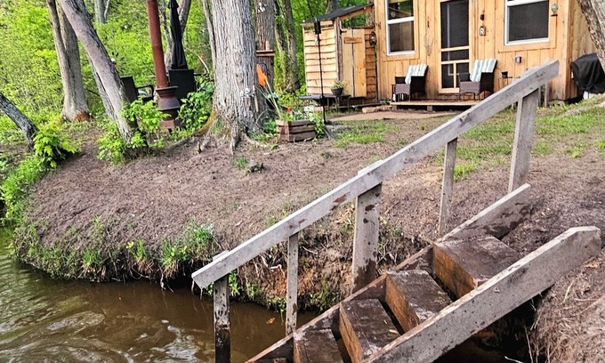 Clare County Cabina | The Riverbend Retreat – Off-Grid Serenity on the Muskegon River