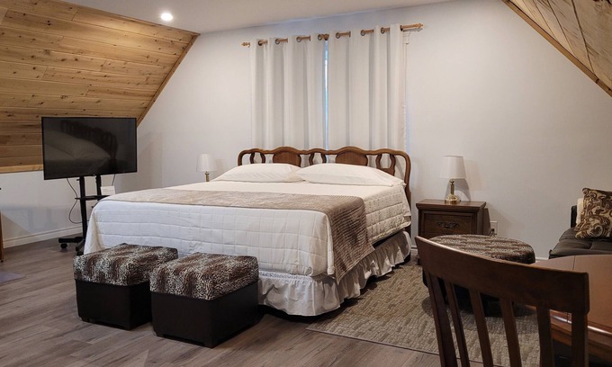 Woodstock Apartamento | The Riverside Inn - a welcoming, peaceful retreat on the water.