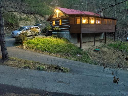 Gatlinburg - Pigeon Forge Casa | The Robins Nest with hot tub