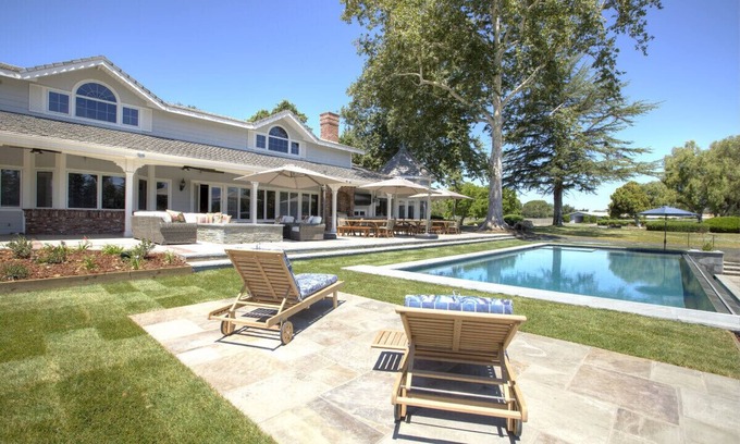 Santa Ynez Casa | The Farmhouse es una extensión de la magnífica finca de Roblar Winery.