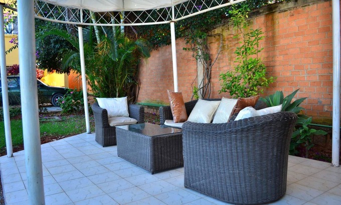 Ambohibao Villa | El ambiente romántico de la habitación roja para descubrir el placer de una estancia.