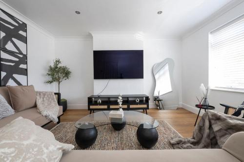 Pettits Casa | The Romford Oasis - Spacious 4 bedroom escape