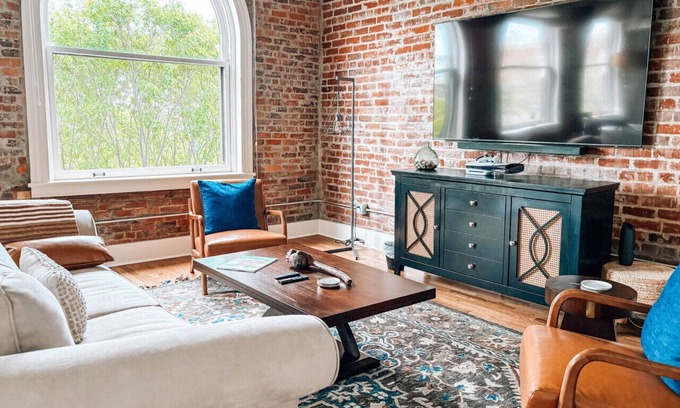 Downtown Greensboro Apartamento | The Rooftop Nest - Downtown, Pet Friendly, Laundry, Natural Light