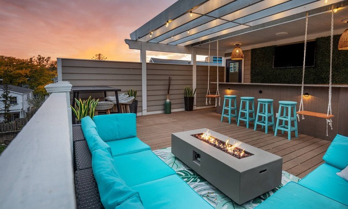 Michigan City Casa | The RoofTop Skybar @ Lake Avenue Mansion