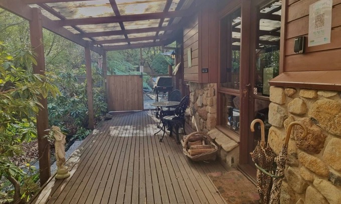Warburton Cabaña | The Rose Cottage