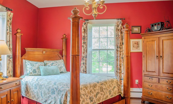 Clinton Apartamento | The Rose Room - Charming Private Room w/ Ensuite Bath in Historic Downtown Home