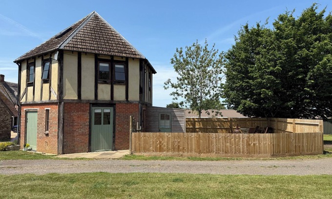 Middleton Cheney Cabaña | THE ROUND HOUSE, family friendly, with a garden in Chacombe