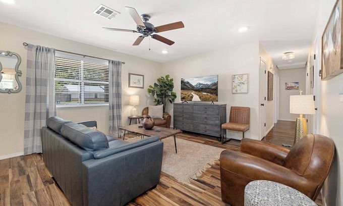 Downtown Casa | The Rover - Market District - 1m to DT Bentonville