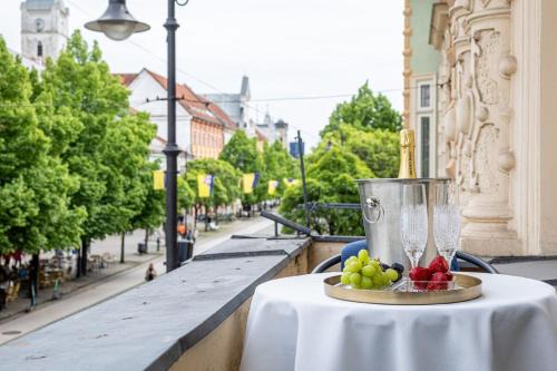 Kosice Old Town Apartamento | The Royal Hlavna Balcony Apartment Parking