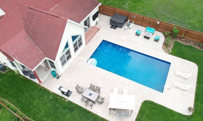 Greater South Side Casa | The Royal Palace/pool/Jacuzzi/Theater/Pool table/ Fire pit.