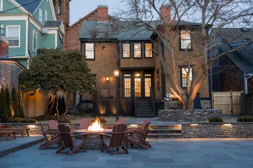 Newport Casa | The Royce on Spring - High-End Family Getaway in Newport