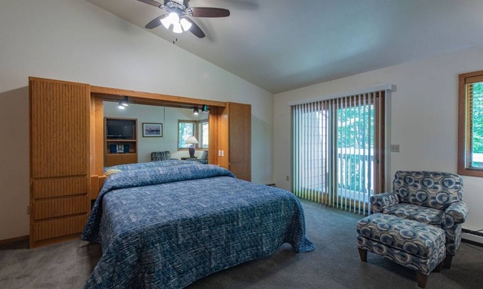 Baileys Harbor Condominio | The Rushes 2BR Condo with Indoor Pool, Sauna, & Lakefront View