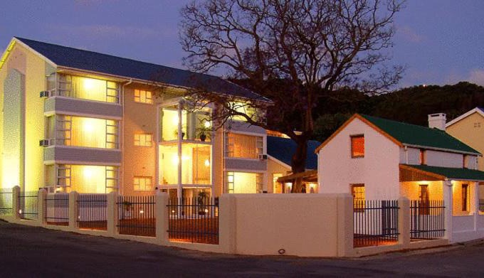 Knysna Central Hotel | The Russel Hotel