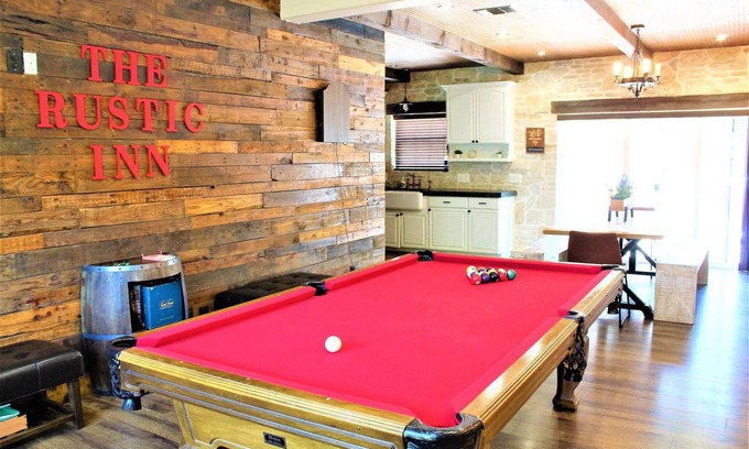 Cross Mountain Casa | The Rustic Inn- Family friendly, Near Fiesta Texas