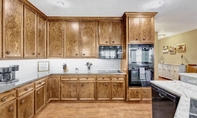 Brookshire Casa | The Rustic Manor & Starry Night