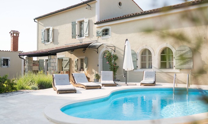 Flengi Villa | La villa rústica Allure en Istria con piscina privada