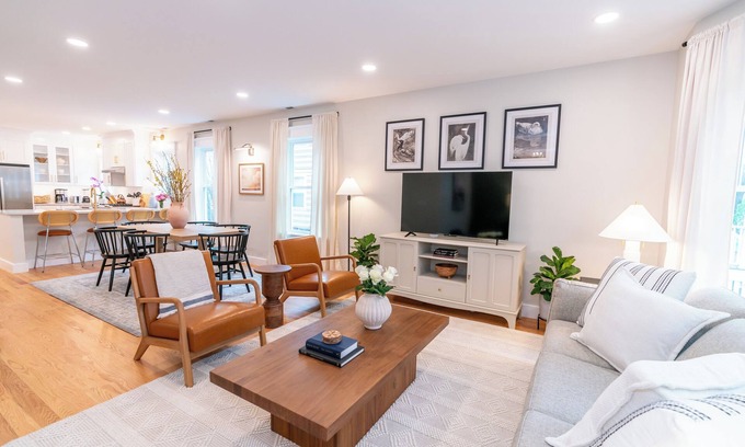 Prospect Hill Casa | The Ryan House: Large, Newly Renovated! Close to Yale & Downtown!